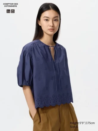 Blusa de mangas cortas con bordados para mujer