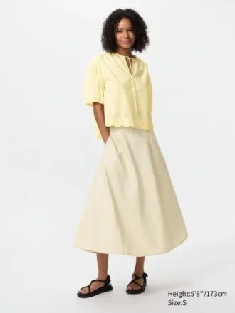 Blusa de mangas cortas con bordados para mujer