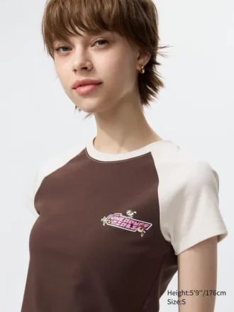 Camiseta con estampado gráfico «Cheerful Characters UT» para mujer