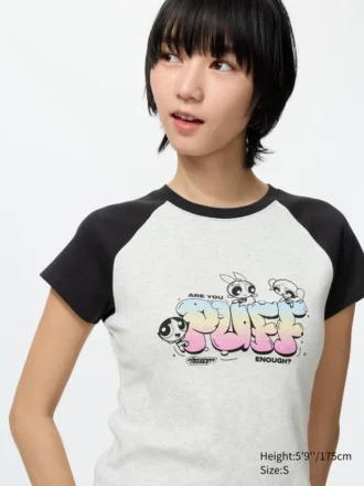 Camiseta con estampado gráfico «Cheerful Characters UT» para mujer