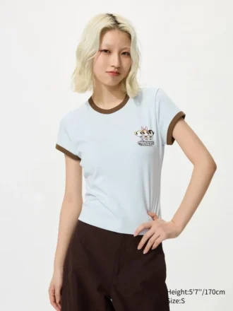 Camiseta con estampado gráfico «Cheerful Characters UT» para mujer