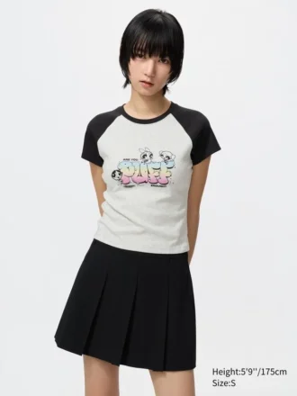 Camiseta con estampado gráfico «Cheerful Characters UT» para mujer
