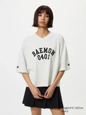 Camiseta corta con estampado gráfico Babymonster UT para mujer | Cuello en V