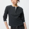 Camiseta de mujer con cuello Henley acanalado