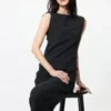 Camiseta sin mangas con cuello barco y fruncido para mujer
