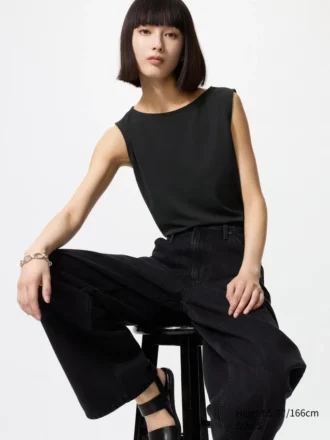 Camiseta sin mangas de jersey crepé con cuello barco para mujer