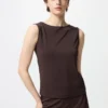 Camiseta sin mangas de jersey crepé con cuello barco para mujer