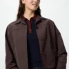 Chaqueta corta de cuello abierto para mujer en pantalones cortos