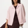Chaqueta corta de cuello abierto para mujer en pantalones cortos