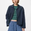 Chaqueta corta de cuello abierto para mujer en pantalones cortos