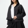 Chaqueta corta de cuello abierto para mujer en pantalones cortos