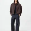 Chaqueta corta de cuello abierto para mujer en pantalones cortos