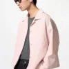 Chaqueta corta de cuello abierto para mujer en pantalones cortos