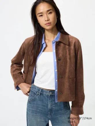 Chaqueta corta de mujer con acabado cepillado suave en pantalones cortos