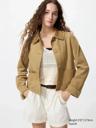 Chaqueta corta de mujer con acabado cepillado suave en pantalones cortos