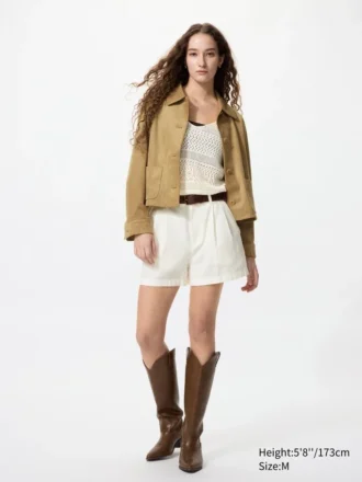 Chaqueta corta de mujer con acabado cepillado suave en pantalones cortos